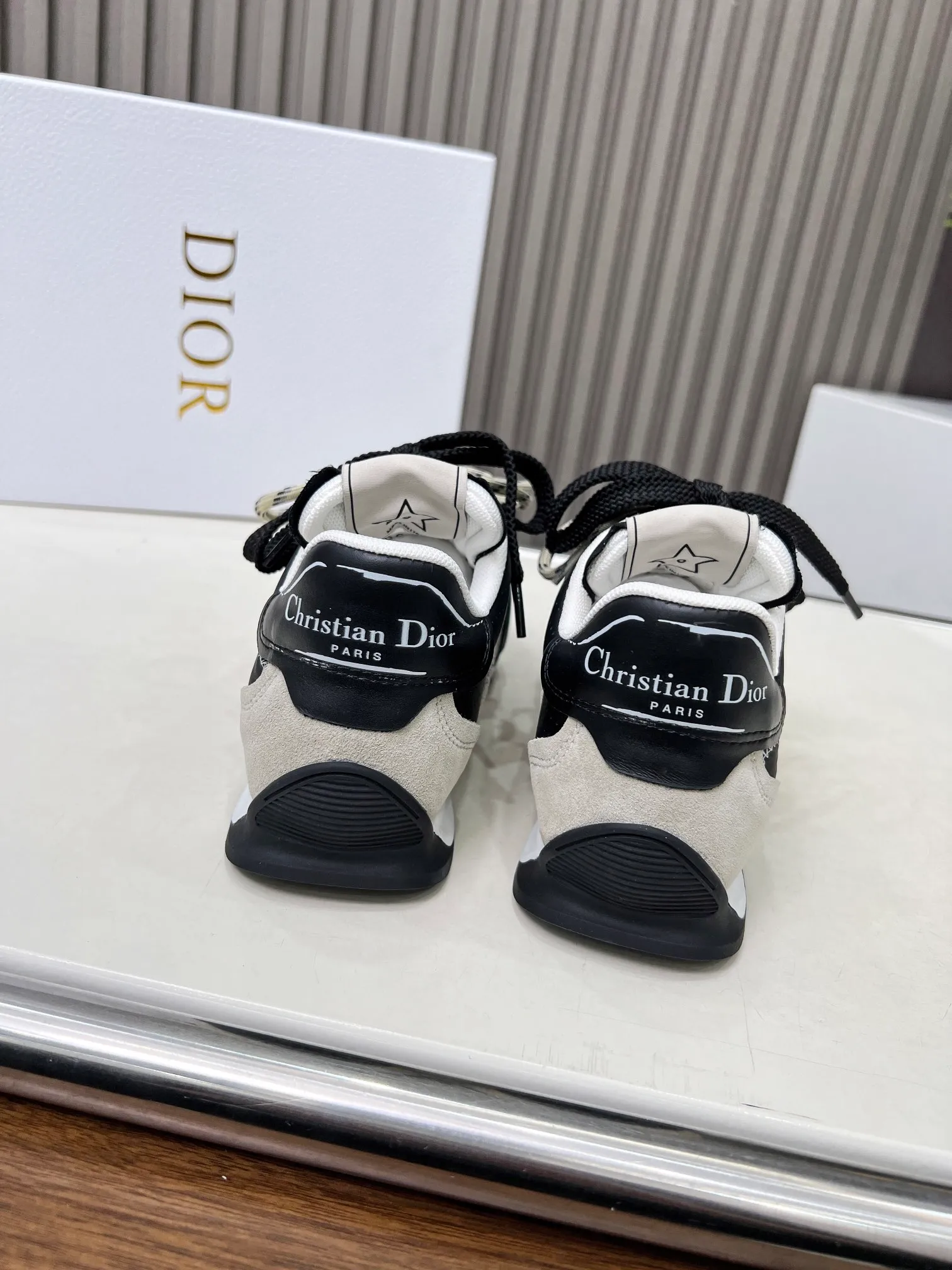 👟👟Ex-factory price 560👟👟 This D-Sketch sneaker is a new product of the 2025 spring and summer ready-to-wear series, highlighting the classic retro aesthetics. Crafted from gold-tone crinkled sheepskin and gold-toned laminated calfskin, it features a printed logo inspired by the shoe's production stages, as well as beige suede calfskin panels and double laces. Hand-written Christian Dior Paris signature on the side, Christian Dior Paris signature panels and plaques on the heel and tongue. Paired with two-tone slim rubber soles, they add a touch of couture to any casual look. Code number: 35~45 Color: black white gold silver